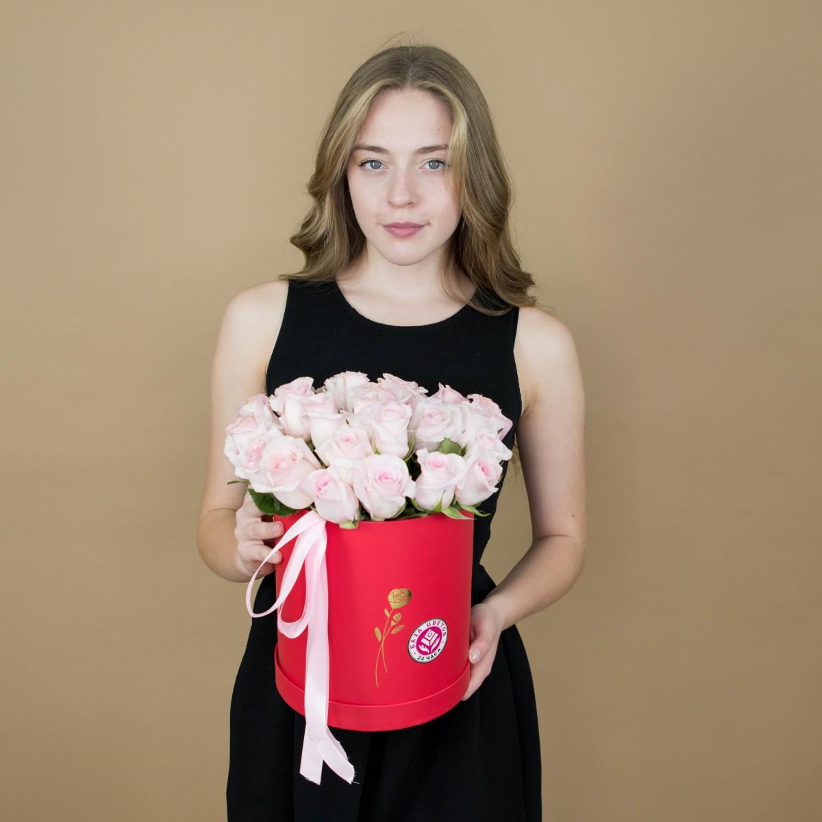 Розы розовые в шляпной коробке артикул букета  2076