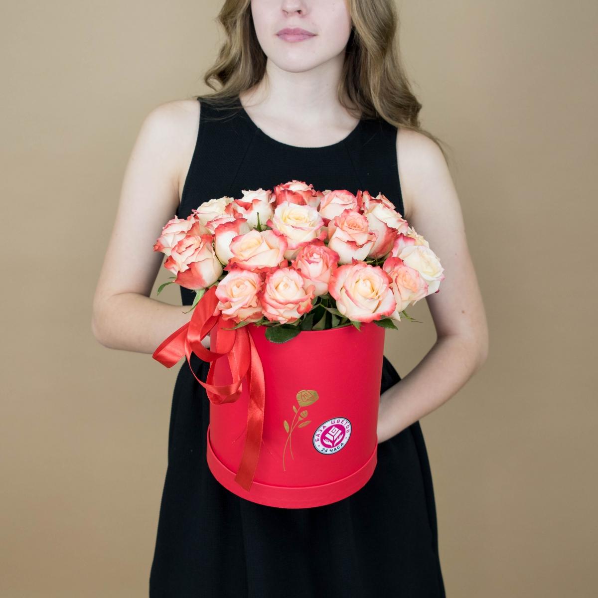 Розы красно-белые в шляпной коробке articul  4498